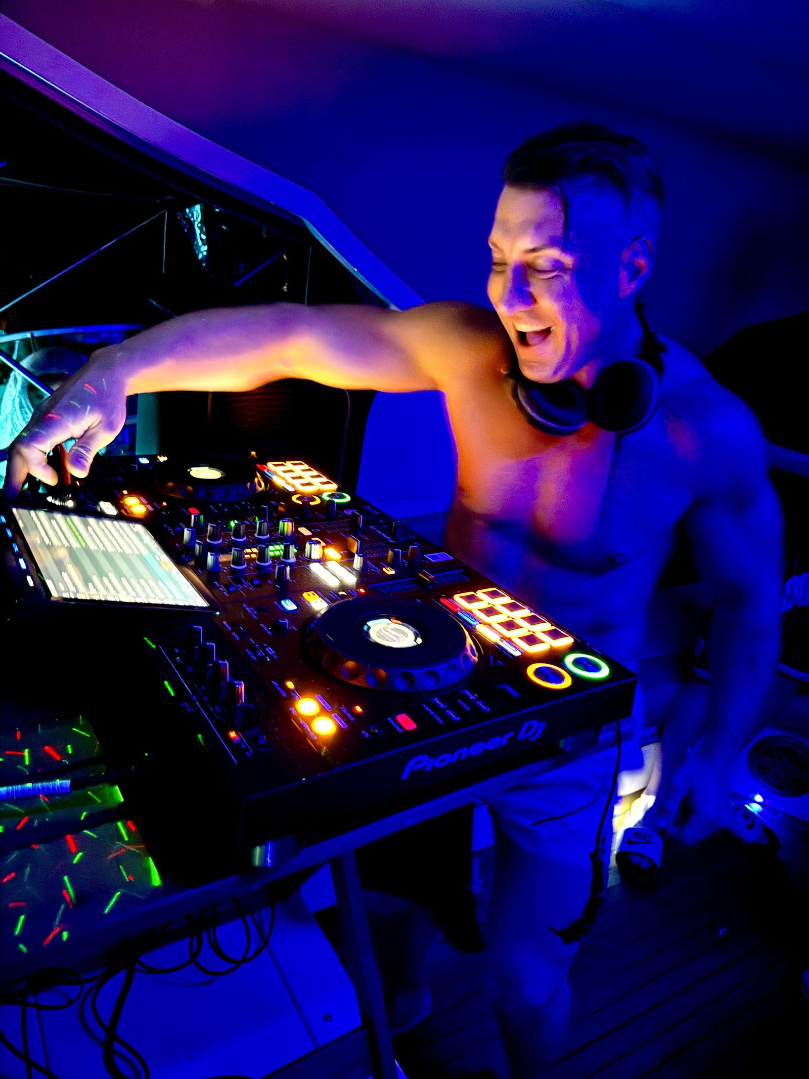 Dany Bovone en cabina DJ